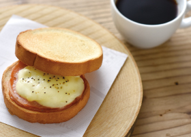 ホットサンドとブレンドコーヒーが並んでいる