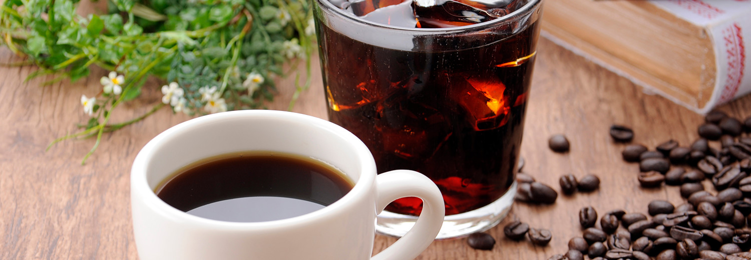 アイスコーヒーとホットコーヒーが並んでいる