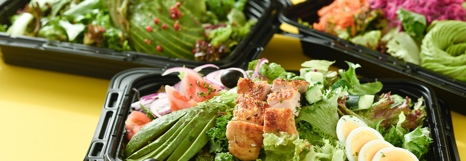 ボリューミーな一人前のサラダが3つ並んでいる写真の上に、Grande Salad Tokyoのロゴと「満足×満腹　サラダの新常識」の文字が添えてある