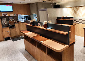 立ち席カウンターが並ぶ店内