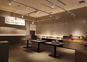 貸切時に立食パーティー形式にレイアウトした店内奥の個室