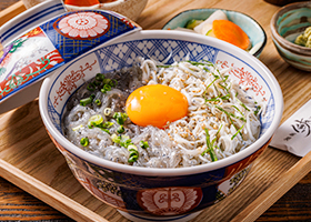 生しらすと釜揚げしらすが乗った海鮮丼