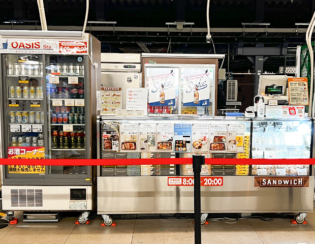 特急ロマンスカー発着ホームに冷蔵ショーケースを並べた売店