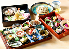 日本酒コースのお料理である、12種類の本日のアテ、天ぷら、あがり蕎麦